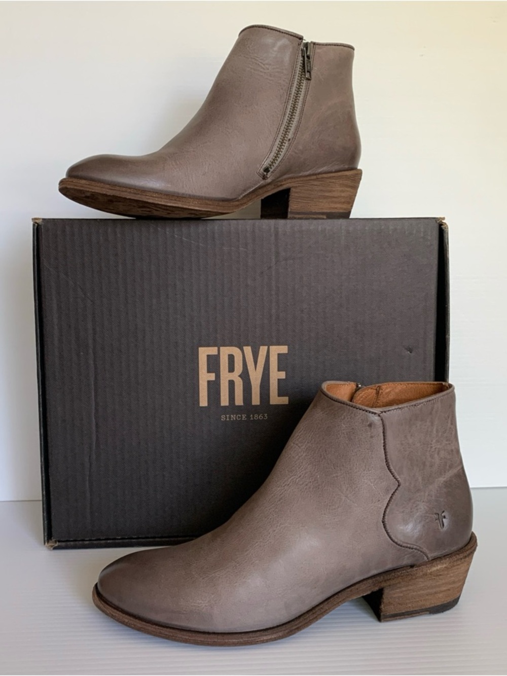 NEW Women’s Size 8 Frye Carson Piping Bootie Ankle Graphite Distressed MSRP $258